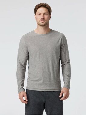 Vuori Men’s Long Sleeve Strato Tech Tee In Heather Grey Size XL/2X Athleisure